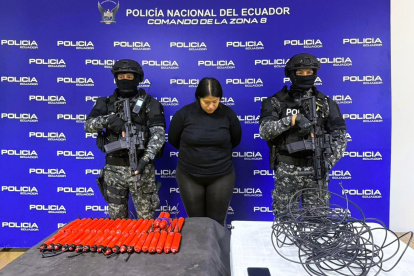 La mujer detenida con los tacos de dinamita.