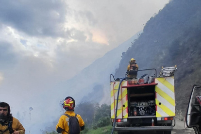 En la parroquia Lligua de Baños, los bomberos tardaron una semana para controlar el fuego en la montaña.