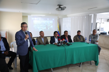 Representantes del gremio de transportistas de Quito durante una rueda de prensa el 24 de marzo de 2026.