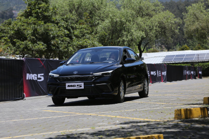 El MG5 incorpora nuevas tecnologías, mayor espacio interior y mejoras en seguridad dentro del segmento de sedanes.