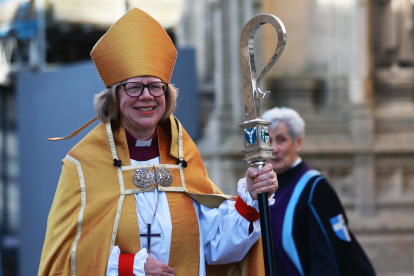 Sarah Mullally se despide tras su instalación como arzobispo de Canterbury en la Catedral de Canterbury, Reino Unido, 25 de marzo de 2026.