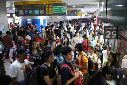 CIENTOS DE PERSONAS HACEN FILAS PARA COMPRAR UN BOLETO DE BUS EN LAS BOLETERÍAS DEL TERMINAL |
MASIVA CONCURRENCIA EN LA TERMINAL TERRESTRE POR EL FERIADO DE CARNAVAL, 22 DE FEBRERO del 2020 AMELIA ANDRADE, Guayaquil-Ecuador Agencia (ag-expreso)