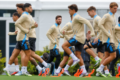 El jugador de la selección argentina de fútbol Lionel Messi (c) durante un de los últimos entrenamientos de Eliminatorias.