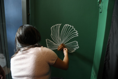 La exposición cuenta con piezas táctiles que permiten a los usuarios armar rompecabezas gigantes con dibujos de especies que habitan en la localidad.
