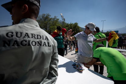 Aficionados de Bolivia fueron requisados, previo al partido de repechaje para la Copa Mundial 2026 entre Bolivia y Surinam en el estadio BBVA en Guadalupe (México).