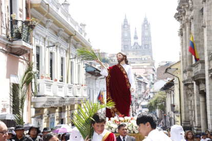 La procesión de Domingo de Ramos recorrió las calles del Centro Histórico de Quito.