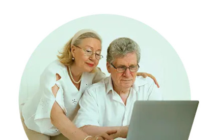 Una foto referencial de personas manejando su ahorro programado desde la aplicación del Banco Machala.