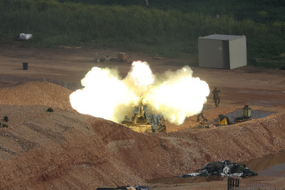 Una unidad de artillería israelí desplegada en la frontera entre Israel y Líbano bombardea objetivos al otro lado de la frontera en Líbano, al norte de Israel.