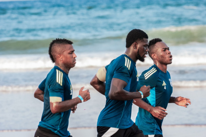 Miller Bolaños (i) entrenó ya a la par de sus compañeros en las tres últimas jornadas. Fue el más requerido.