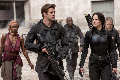 Los Juegos del Hambre es una de las distopías más famosas que actúa como un espejo de la sociedad actual, combinando la crítica a la desigualdad y la manipulación mediática