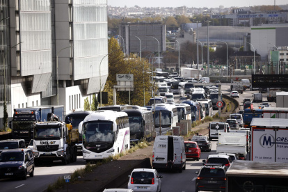 Conductores de camiones y autobuses ralentizan el tráfico contra el aumento de los precios del combustible en París, Francia, el 30 de marzo de 2026.