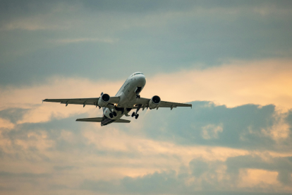 Referencial. Avión de Avianca en despegue, mientras la aerolínea anuncia acciones legales contra un influencer por el incidente en un vuelo a Madrid.