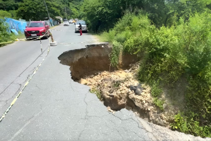 La vía de dos carriles por la grave situación ha sido cerrada y apenas un carril esta abierto para el paso de vehículos