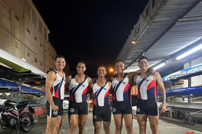 Integrantes del equipo Yahuarcocha-Astillero, listos para la regata en Guayaquil.