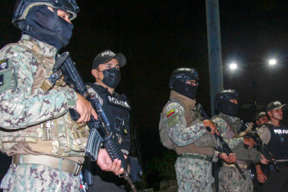 Integrantes de la Policía y el Ejercito de Ecuador custodian durante un operativo, en Guayaquil.