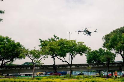 La empresa pública Parques utiliza drones para fertilizar el arbolado urbano en sectores del norte y sur de Guayaquil.