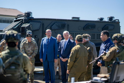 José Antonio Kast (c), hablando con integrantes de Carabineros en la comuna de Ercilla, región de la Araucanía (Chile).