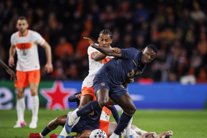 Eindhoven (Netherlands), 31/03/2026.- Quinten Timber of the Netherlands (L) in action against Moises Calcedo of Ecuador during the international friendly soccer match between the Netherlands and Ecuador in Eindhoven, the Netherlands, 31 March 2026. (Futbol, Amistoso, Países Bajos; Holanda) EFE/EPA/ROBIN VAN LONKHUIJSEN