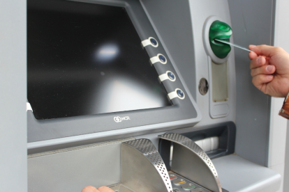 Referencial. Un usuario realiza una transacción en un cajero automático, en medio de los ajustes de horarios bancarios por el feriado de Semana Santa en Ecuador.