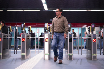 Usuarios descargan la app Quito Nos Mueve para pagar Metro, Trolebús y Ecovía en Quito.