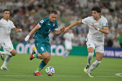 Ali Alhamadi (i) de Irak disputa el balón con Efrain Morales de Bolivia, en un partido de repechaje para la Copa Mundial 2026 entre Irak y Bolivia en el estadio BBVA en Guadalupe (México).