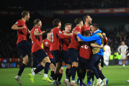 Jugadores de República Checa celebran eufóricos su clasificación final al Mundial.