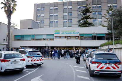Periodistas y curiosos se congregaron en el Hospital Sant Camil tras la eutanasia de Noelia Castillo, joven de 25 años de Barcelona.