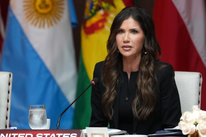 Kristi Noem enfrenta polémica tras la difusión de imágenes privadas de su esposo Bryon.