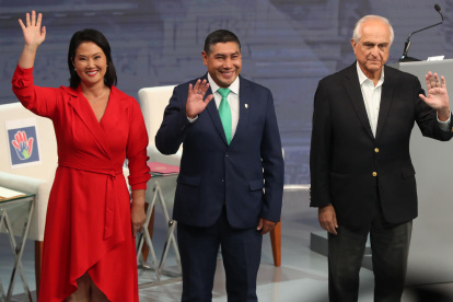 Candidatos a la Presidencia de Perú Keiko Fujimori (i), del partido Fuerza Popular, Charlie Carrasco (c), del partido Demócrata Unido Perú, y Francisco Diez-Canseco, del partido Perú Nación, en Lima (Perú).