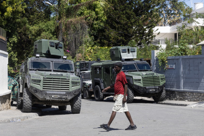 Integrantes de las Fuerzas Armadas de Haití custodian con carros blindados la oficina del Primer Ministro en Puerto Príncipe (Haití), en una fotografía de archivo.