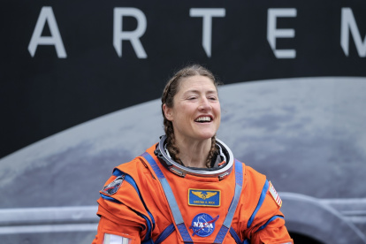 La especialista en misiones Christina Koch de la NASA conversa con familiares durante el recorrido desde el Edificio de Operaciones y Verificación Neil A. Armstrong hacia la plataforma de lanzamiento 39B