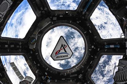 La misión Artemis II despegó con éxito desde Florida con cuatro astronautas a bordo, incluida Christina Koch, la primera mujer en una tripulación rumbo a la órbita lunar.