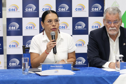 La presidenta del CNE, Diana Atamaint, y el vicepresidente del organismo, Enrique Pita, han sido cuestionados por la decisión de cambiar la fecha de las elecciones seccionales.