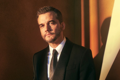 En 200, Moura interpretó al Capitán Nascimento en la aclamada Tropa de élite dirigida por José Padilha. La película brasileña fue un éxito a nivel internacional, y la interpretación del actor le otorgó un Golden Bear en el festival de cine de Berlín