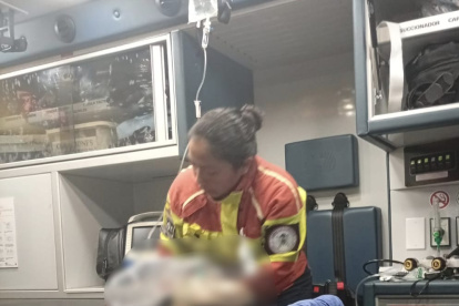 Equipos de emergencia brindaron atención inmediata a las personas afectadas por inhalación de humo en La Mariscal.