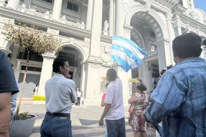 Ciudadanos permanecen en los exteriores del Municipio de Guayaquil durante el allanamiento ejecutado por la Fiscalía, en el marco de una investigación por presunta falsificación de documentos.