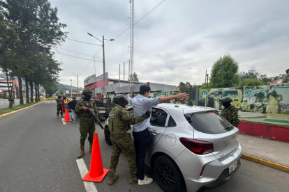 Presencia militar se reforzará en vías y zonas urbanas durante el estado de excepción en Ecuador.