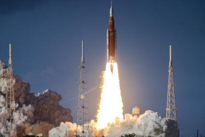 El cohete Space Launch System que transporta la cápsula Orion para la misión Artemis II despega del Centro Espacial Kennedy en Titusville, Florida, 1 de abril de 2026.