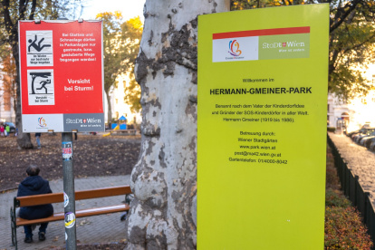 En el centro de Viena, Austria, se puede ver un cartel colocado por la ciudad de Viena con el mensaje "Bienvenidos al Parque Hermann Gmeiner".