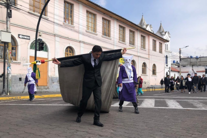 El arrastre de banderas se realiza desde la casa del prioste hasta llegar a la iglesia matriz del cantón