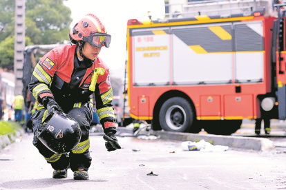 Siniestro. La Policía y el Municipio investigan el accidente de un bus que dejó dos fallecidos en Quito.