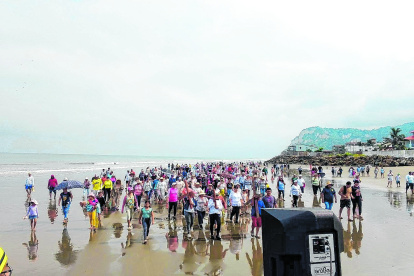 Procesión. Comuneros participaron de una caminata, en San Clemente, Manabí.