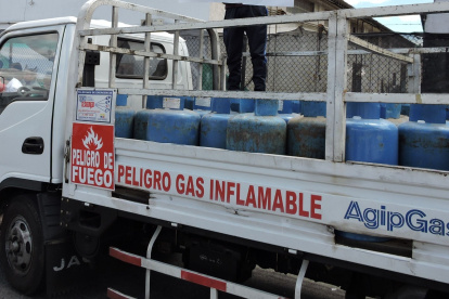 El conductor transportaba 76 cilindros de gas en Quito.