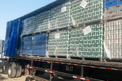 El tráiler con las cervezas fue recuperado por la Policía Nacional luego de que un grupo de sujetos se lo robó en la vía a Daule, noroeste de Guayaquil.