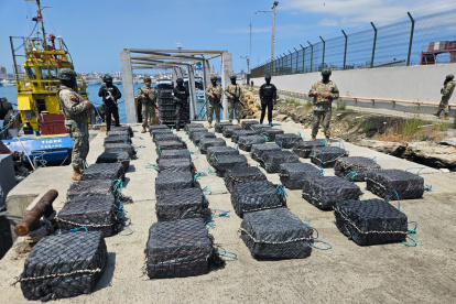 Los ocupantes de la embarcación fueron trasladados al puerto de Manta, donde quedaron a disposición de la Policía