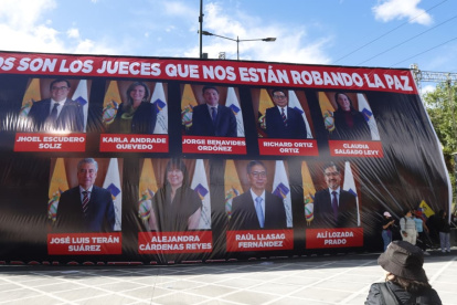 Los rostros y nombres de los siete jueces de la Corte Constitucional se colocaron en dos grandes pancartas en la av. Patria, antes de la marcha de Daniel Noboa.