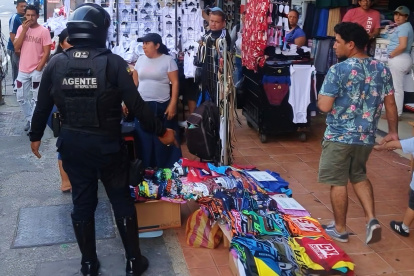 Agentes metropolitanos de control desalojaron a los comerciantes informales de las aceras en las cercanías del Mercado Central, en Guayaquil.