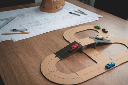 Estudiantes de ingeniería desarrollan habilidades clave con metodologías innovadoras en diseño vial universitario.