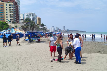 Referencial.Turistas disfrutan de la playa en Salinas, uno de los destinos más concurridos durante el reciente feriado.