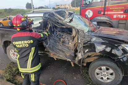 Accidente en la Av. Simón Bolívar genera cierre de carril y congestión vehicular en Quito